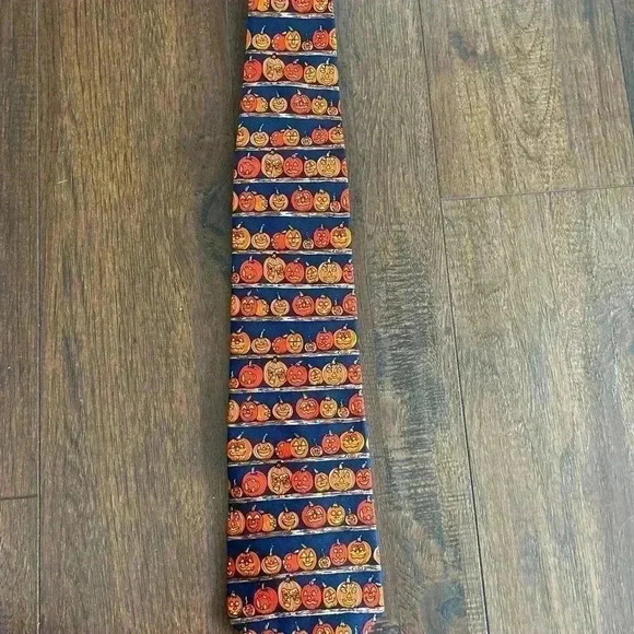 Alynn Neckwear Jack-O-Lantern Contest Tie - Picture 4 of 5
